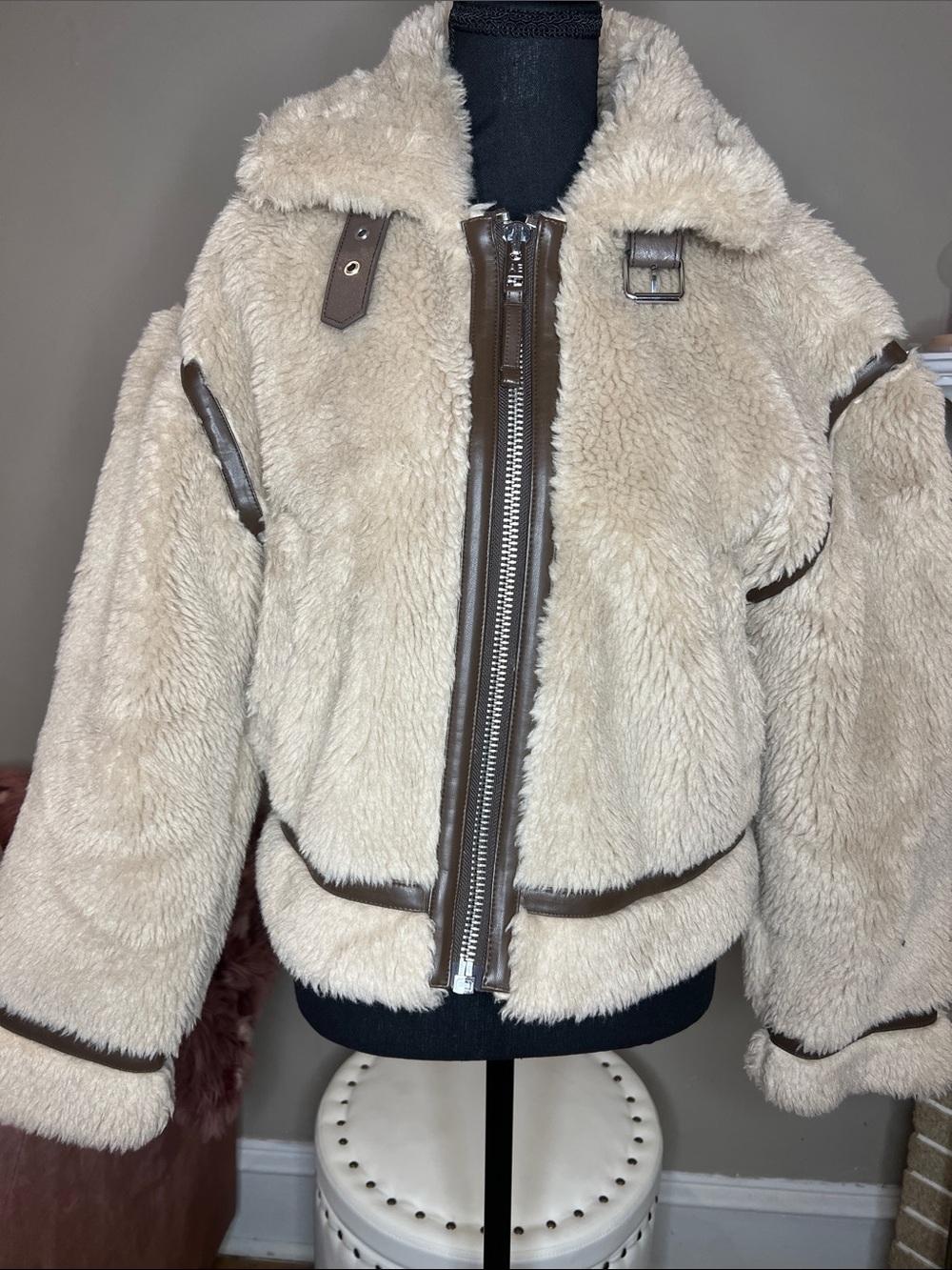 Women’s Plush Faux-Shearling Jacket with Brown faux leather trim(American eagle)